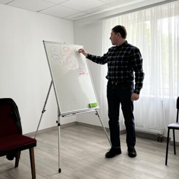 Вже майже рік, кризовий центр безкоштовно приймає українців- як військових, так і цивільних, та надає їм комплексну психологічну допомогу.